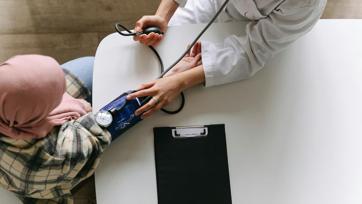 安省悄悄推出“每天 700 元居家护理”？能缓解医疗爆仓还是新的高成本赌局？