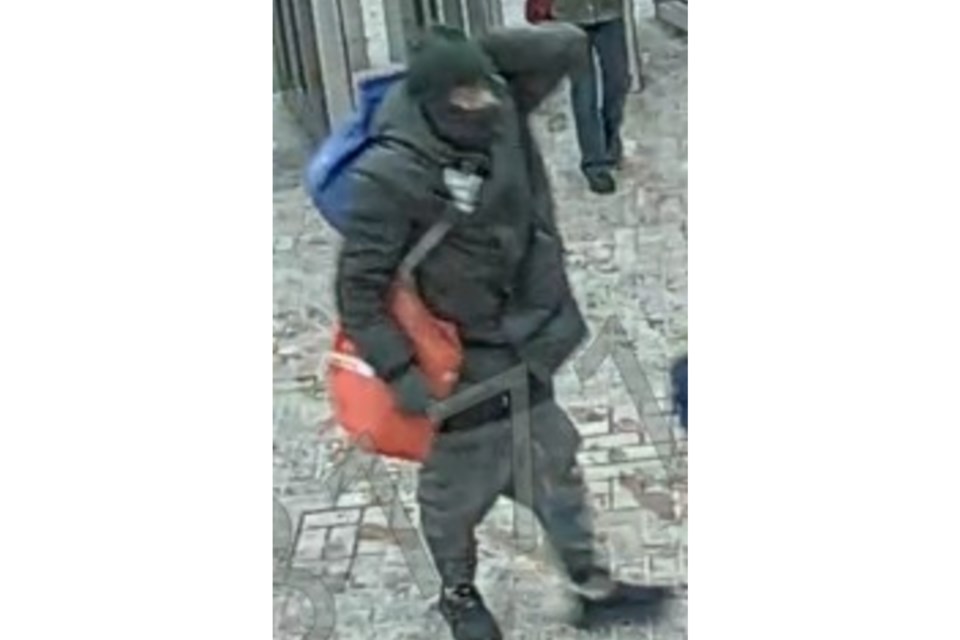 男子在地铁站点燃他人外套？多伦多警方通缉嫌犯。千万注意！