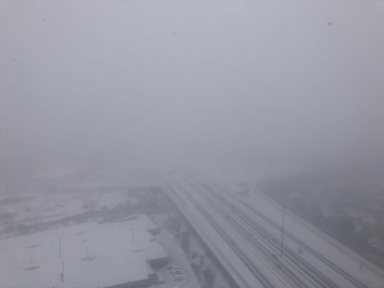 多伦多暴雪来了！40厘米大雪压城，官方罕见呼吁“别出门”