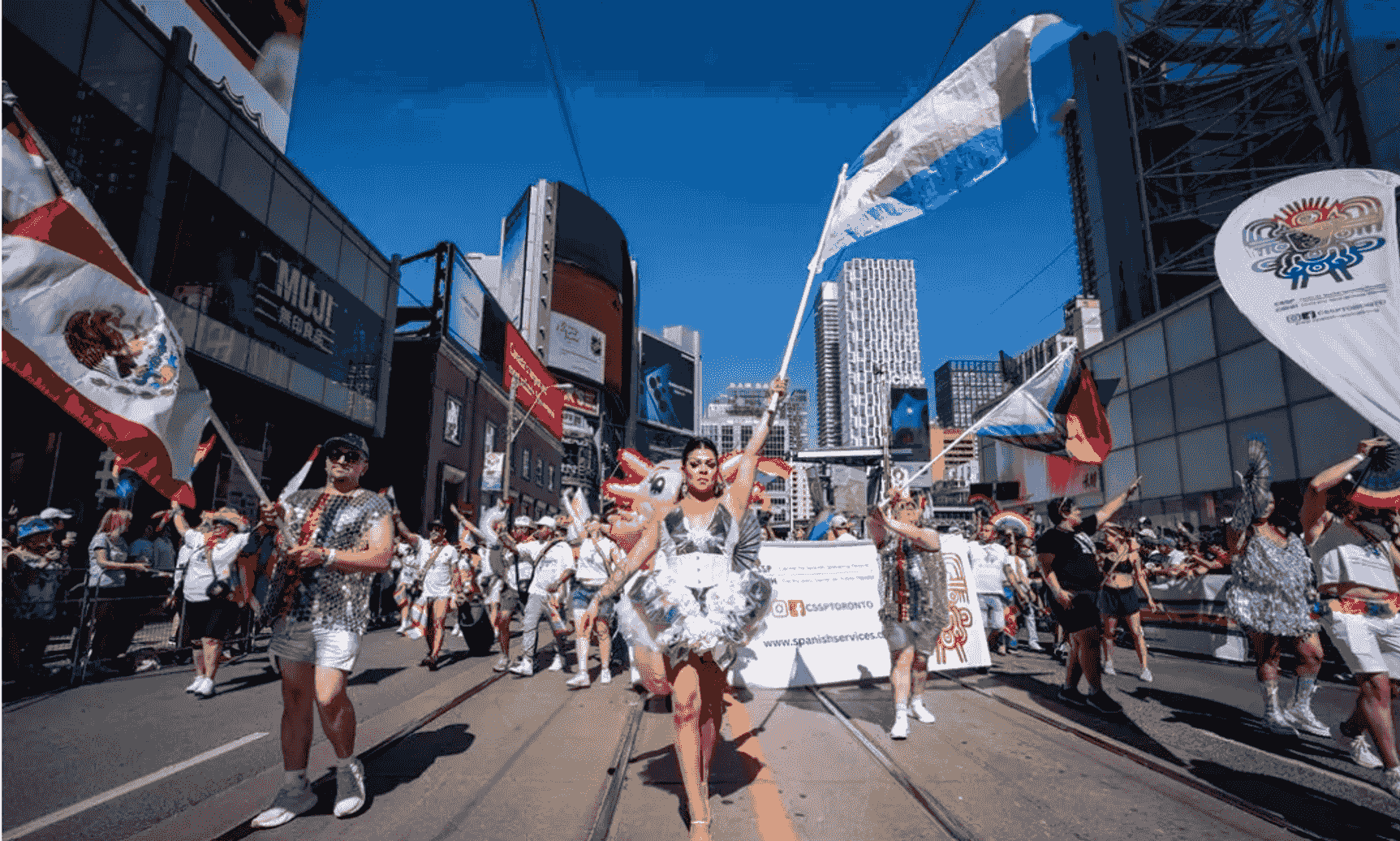 多伦多Pride Parade盛大举行！卡尼首次以总理身份参与，遭水枪“湿身”仍开心自拍