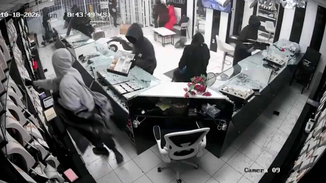 疯狂！多伦多机场附近珠宝店发生抢劫，汽车倒撞、9人冲进去疯狂打砸！
